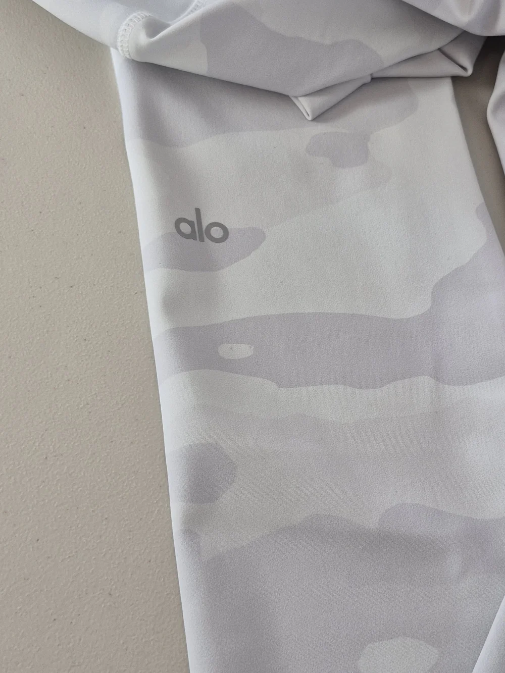Alo Yoga High-Waist Vapor Leggings White Camouflage - Size M